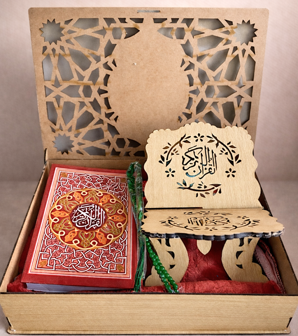 باك هدية إسلامية فاخر – مصحف، حامل مصحف خشبي، سجادة صلاة وتسبيح (متوفر بعدة ألوان)