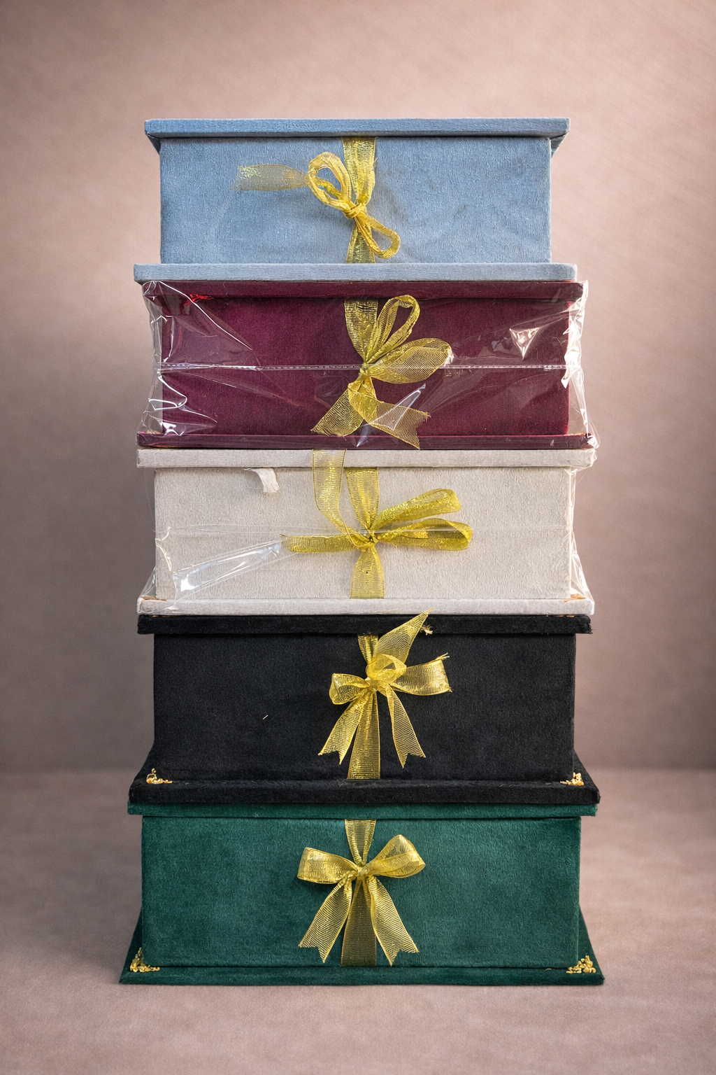 باك هدية إسلامي فاخر من قماش مخملي ناعم (مصحف، سجادة صلاة وسبحة) – متوفر بعدة ألوان