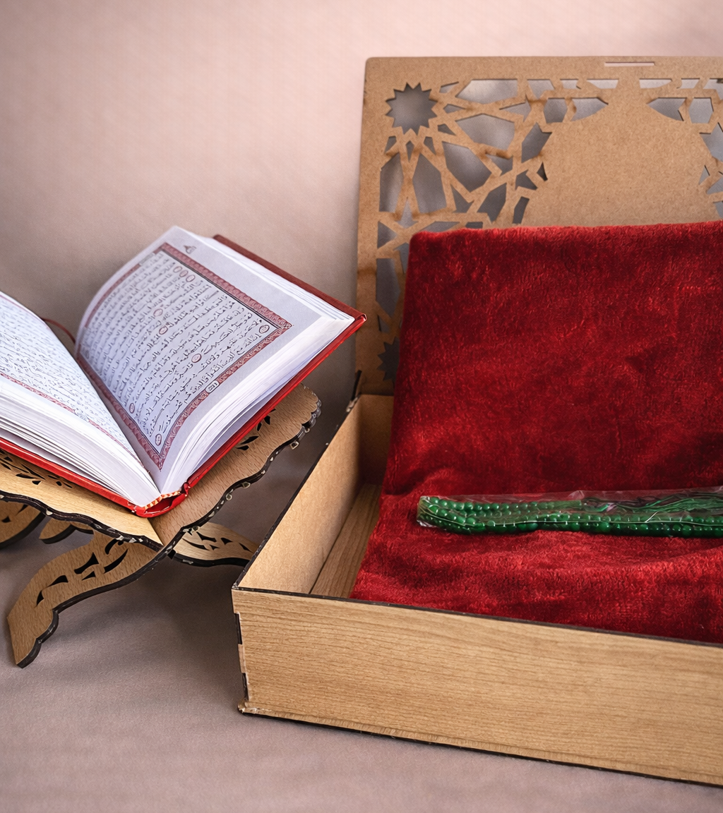 باك هدية إسلامية فاخر – مصحف، حامل مصحف خشبي، سجادة صلاة وتسبيح (متوفر بعدة ألوان)