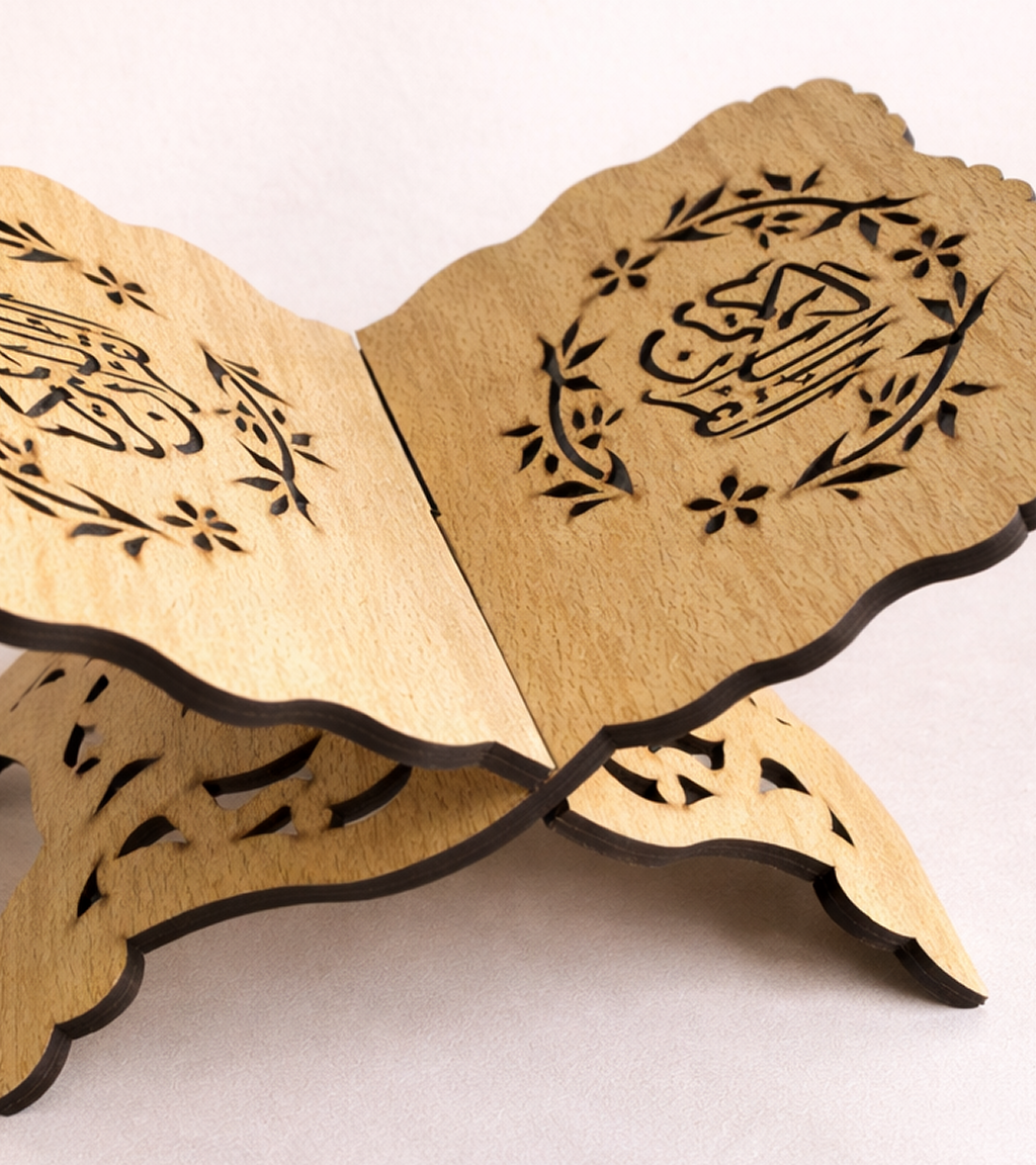 حامل مصحف خشبي مزخرف – تصميم إسلامي أنيق