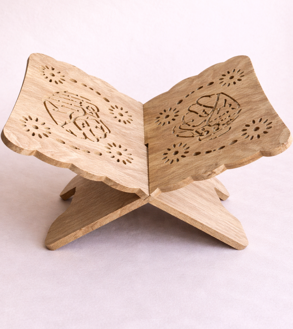 حامل مصحف خشبي مزخرف كبير – تصميم إسلامي أنيق