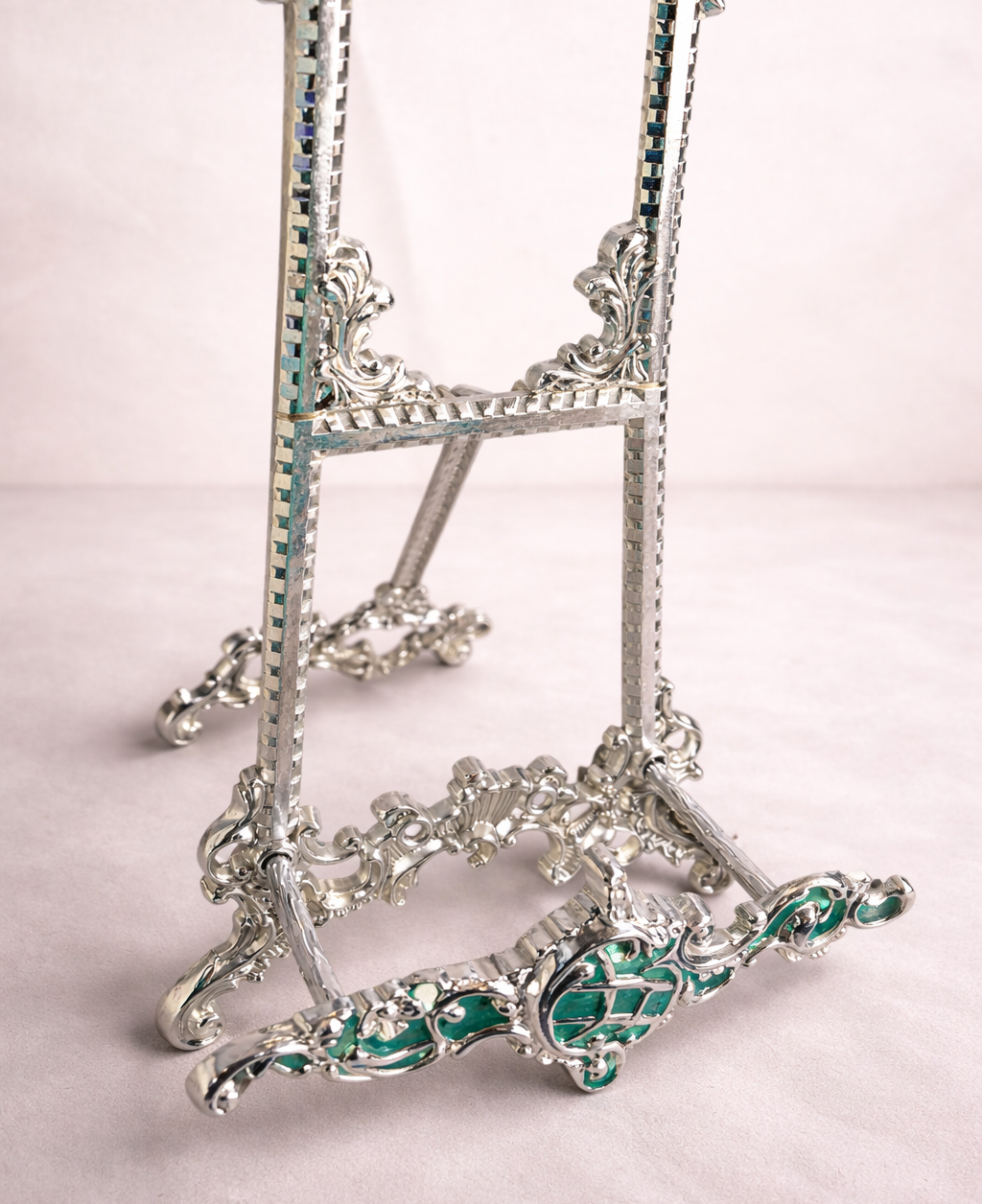 حامل مصحف كبير فاخر مزخرف مع قاعدة ثابتة – تصميم كلاسيكي بألوان أنيقة