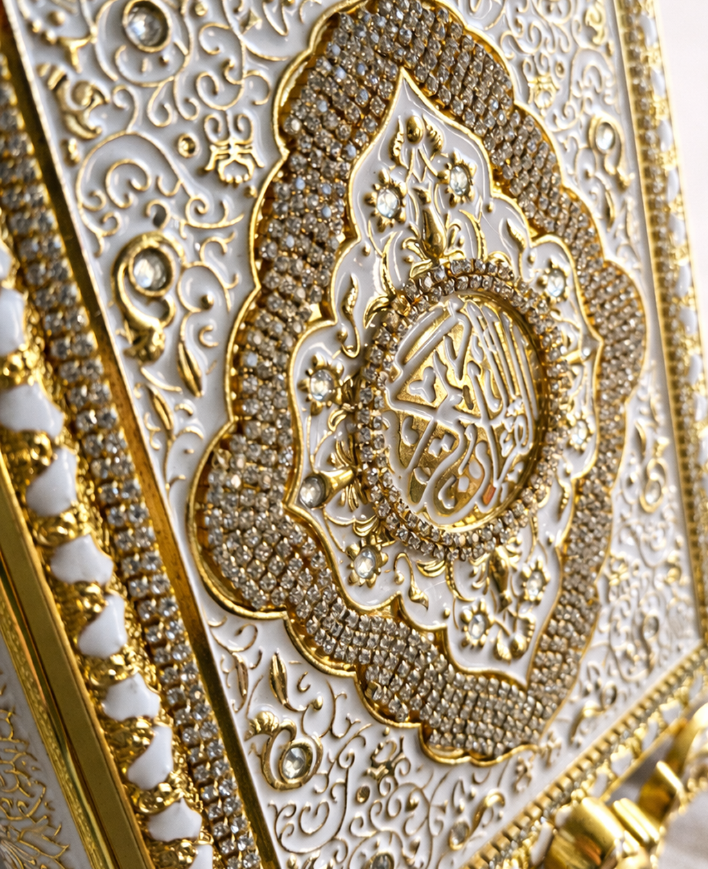 حامل مصحف صغير فاخر مزخرف مع قاعدة ثابتة – تصميم كلاسيكي بألوان مميّزة