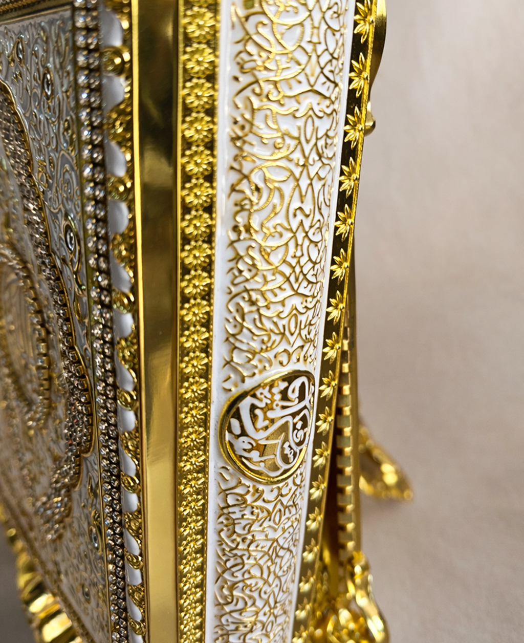 حامل مصحف صغير فاخر مزخرف مع قاعدة ثابتة – تصميم كلاسيكي بألوان مميّزة