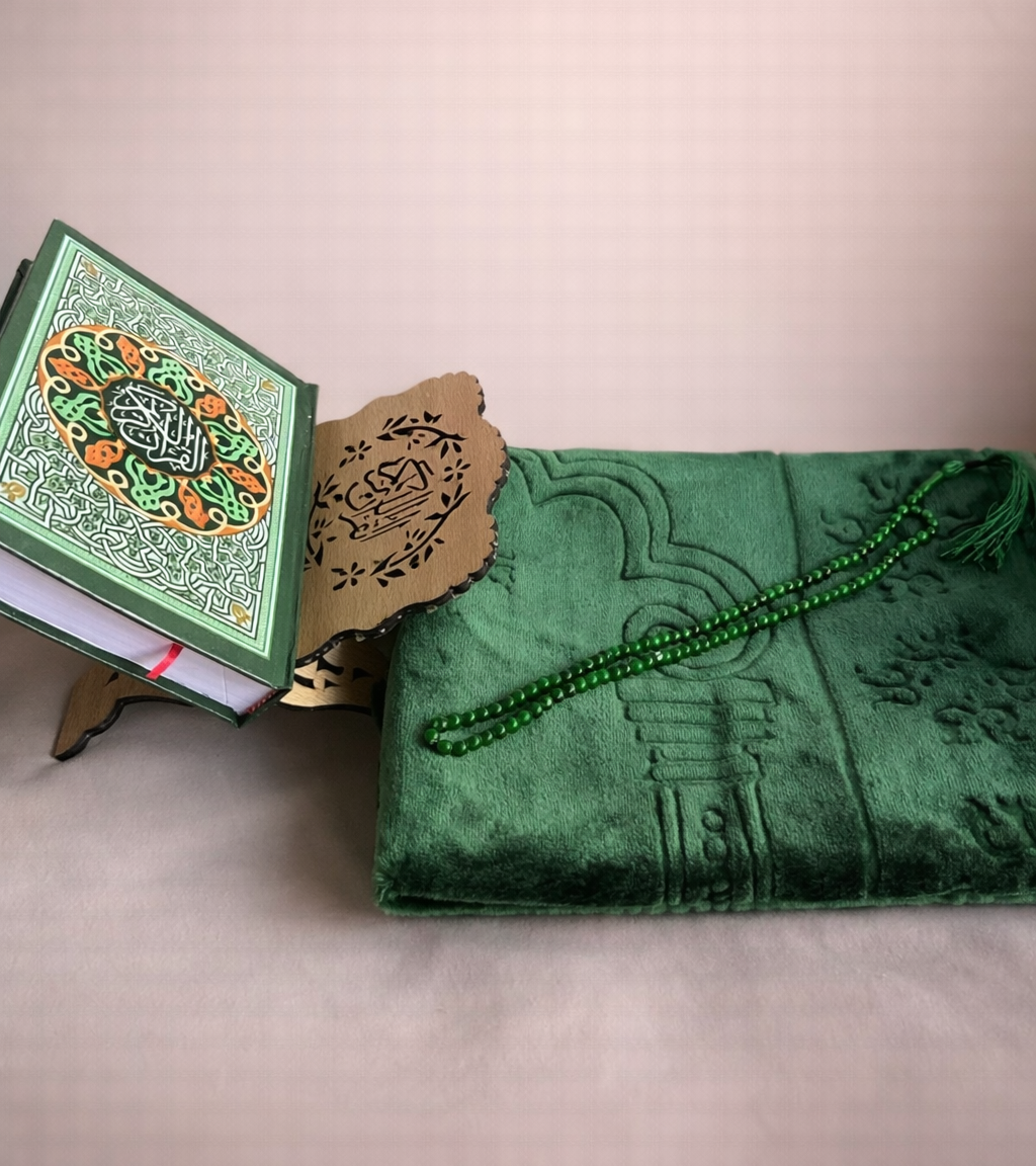 باك هدية إسلامية فاخر على شكل حقيبة | مصحف + سجادة صلاة + مسبحة + حامل مصحف خشبي