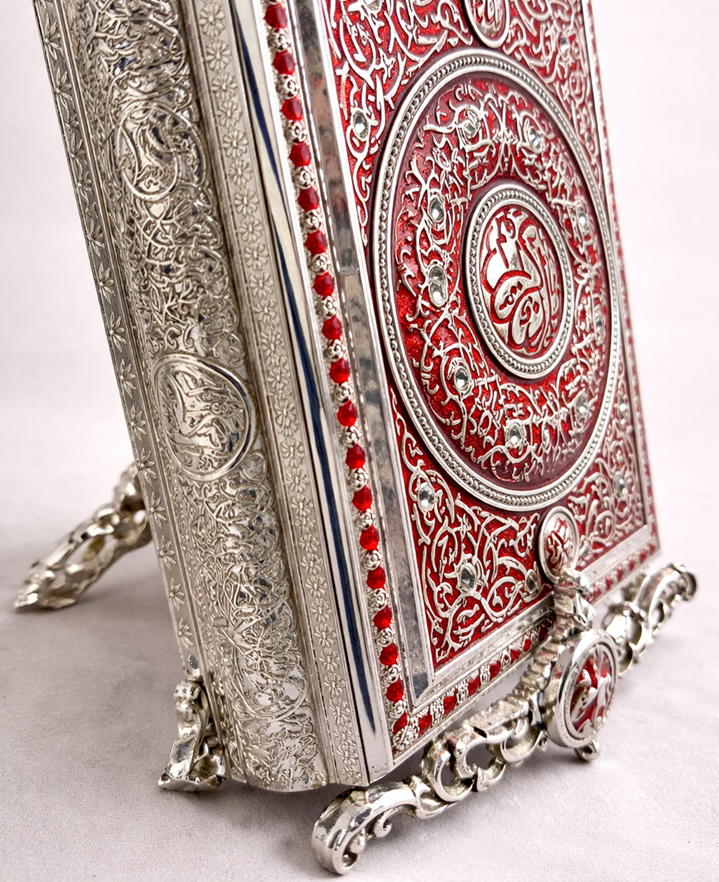 حامل مصحف صغير فاخر مزخرف مع قاعدة ثابتة – تصميم كلاسيكي بألوان مميّزة