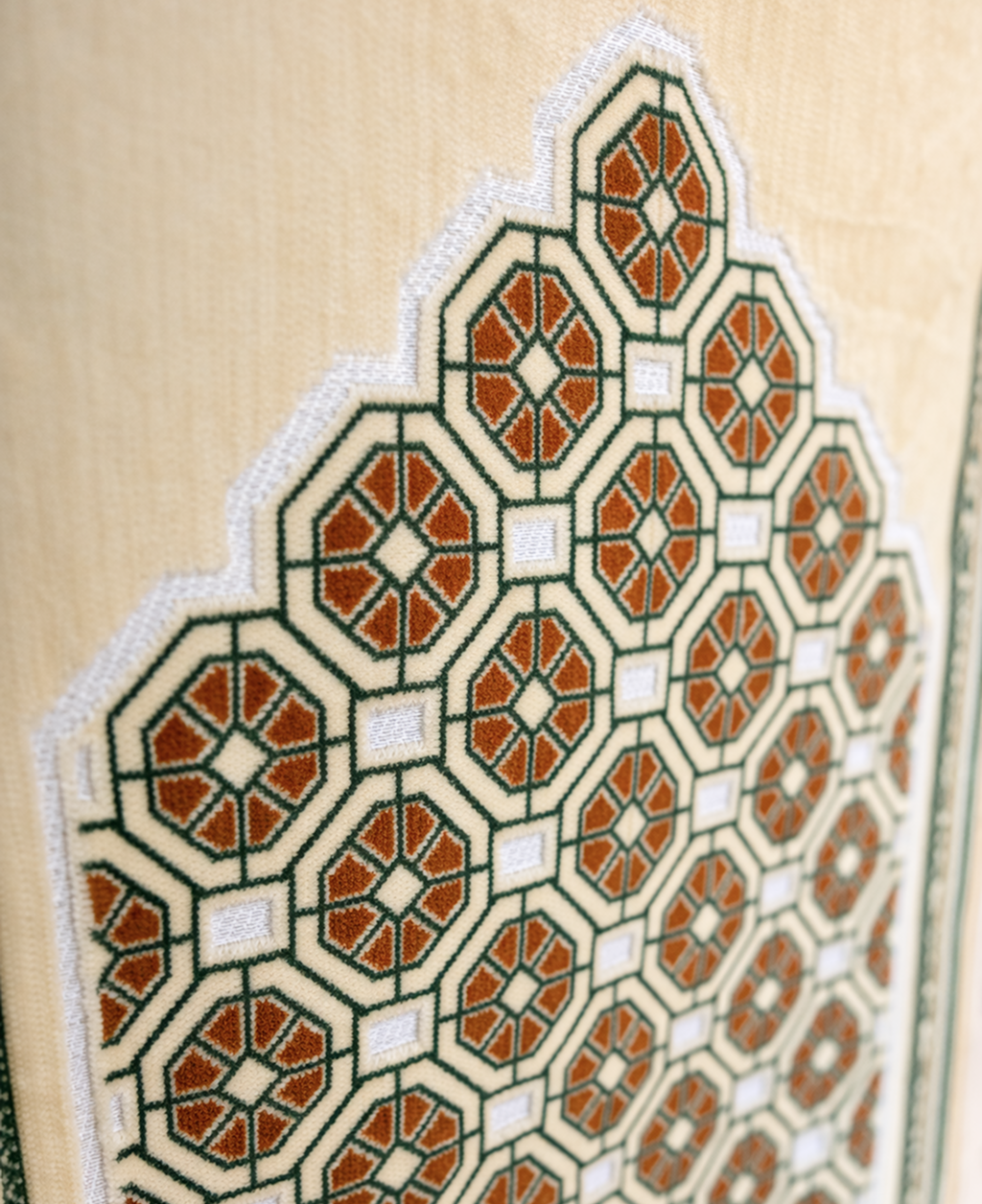 سجادة صلاة تركية فاخرة – تصميم محراب بنقوش هندسية راقية