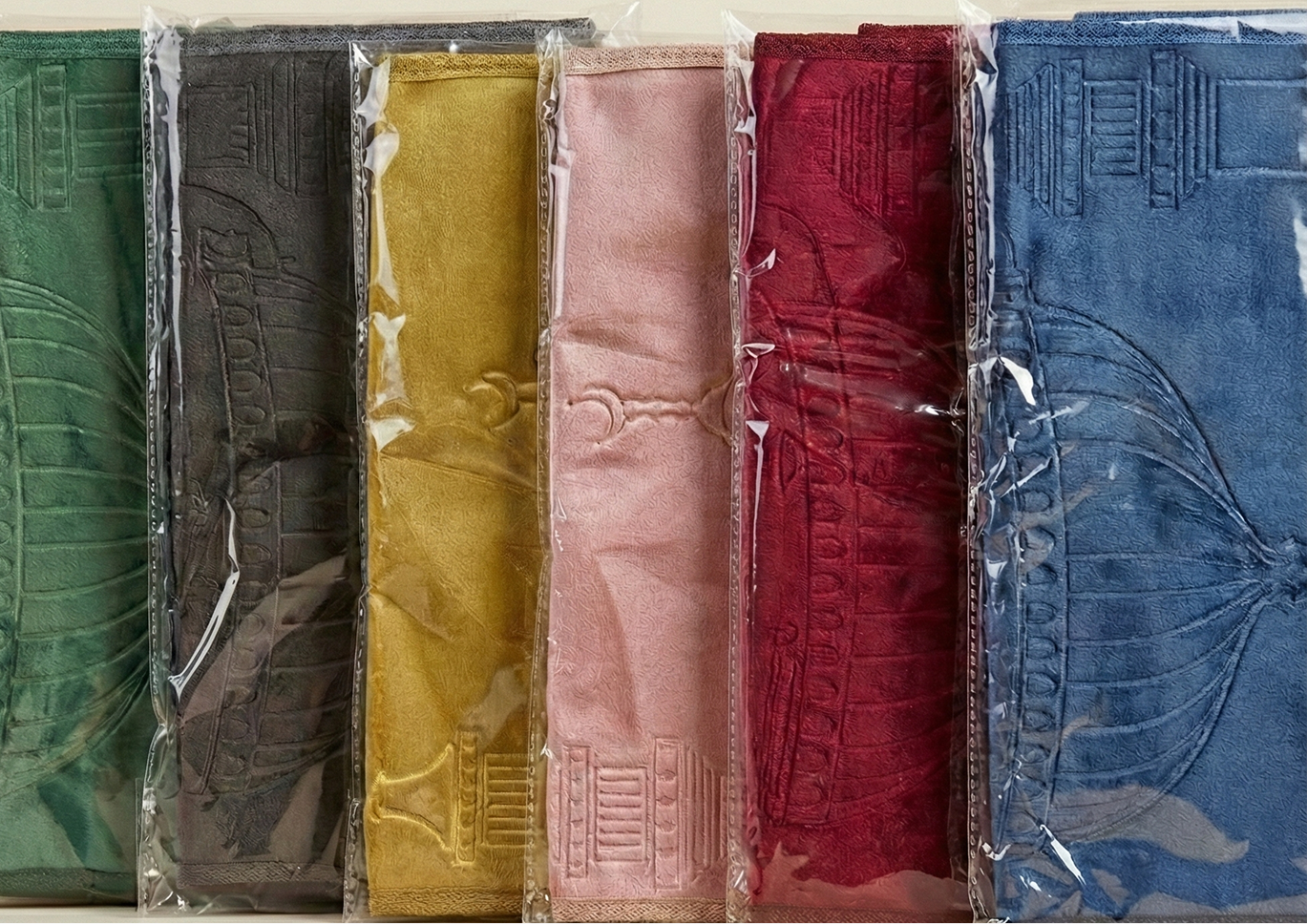 سجادة الجبهة المخملية الفاخرة – سجادة صلاة خفيفة للجبهة بعدة ألوان