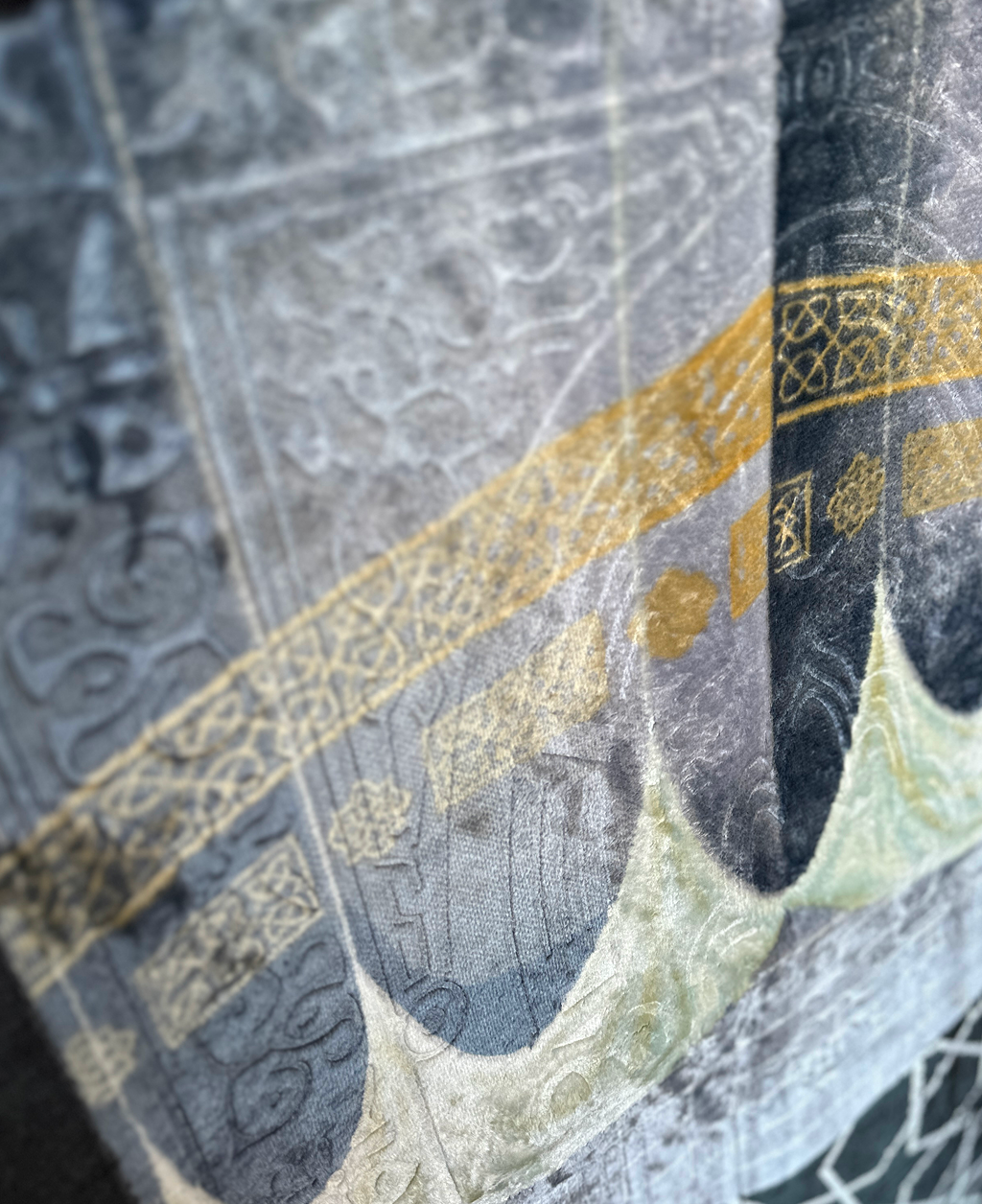 سجادة صلاة فاخرة بتصميم الكعبة المشرفة – نقش بارز ولمسات ذهبية