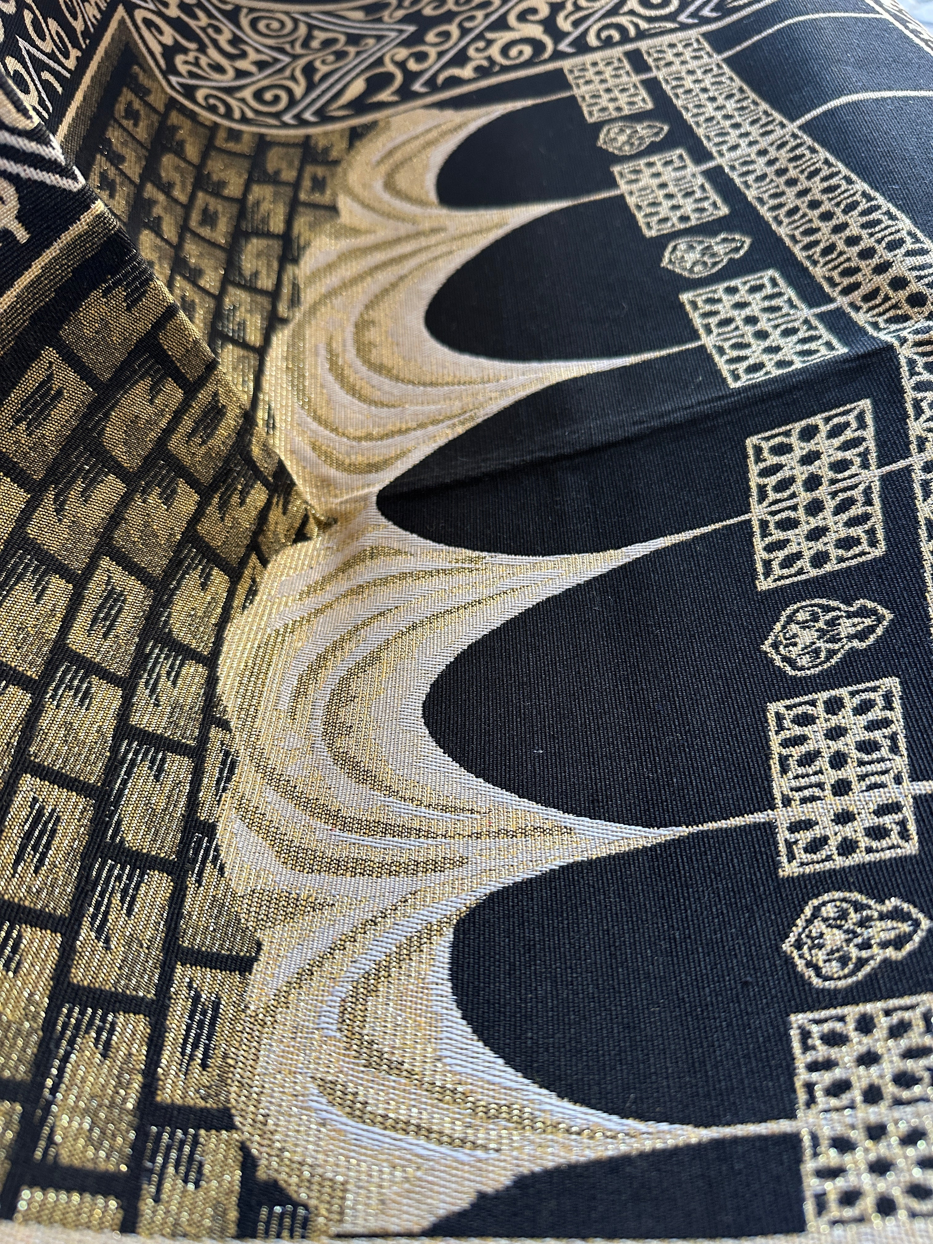 سجادة صلاة رقيقة فاخرة بنقشة الكعبة – تصميم أنيق وخفيفة الوزن للصلاة اليومية