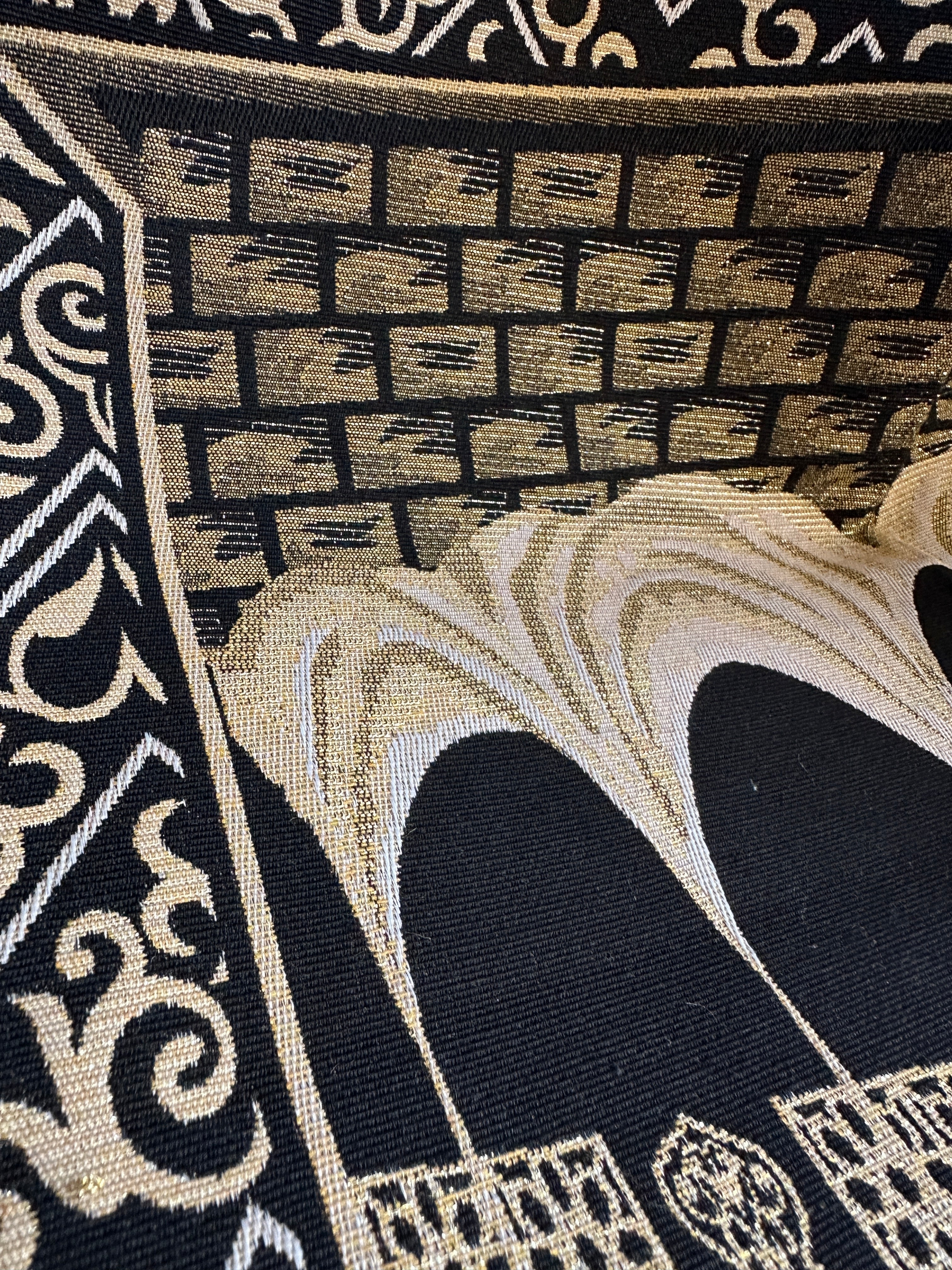 سجادة صلاة رقيقة فاخرة بنقشة الكعبة – تصميم أنيق وخفيفة الوزن للصلاة اليومية